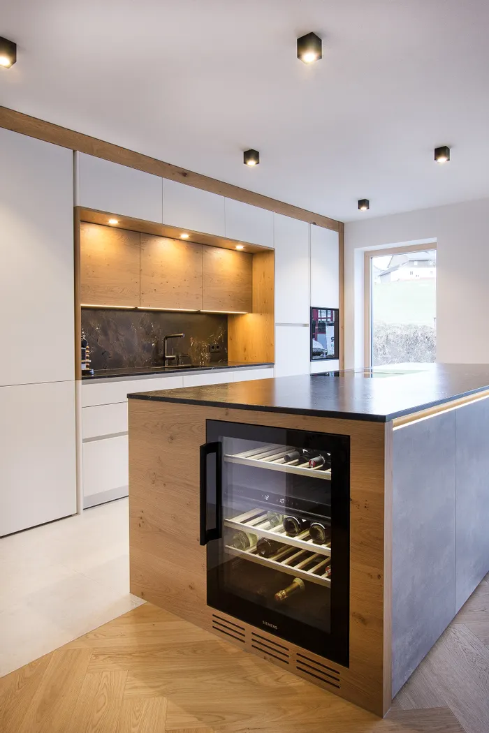 Weinkühler in der Kücheninsel
