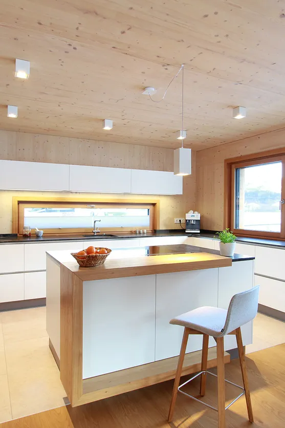 Weiße moderne Küche im Holzhaus