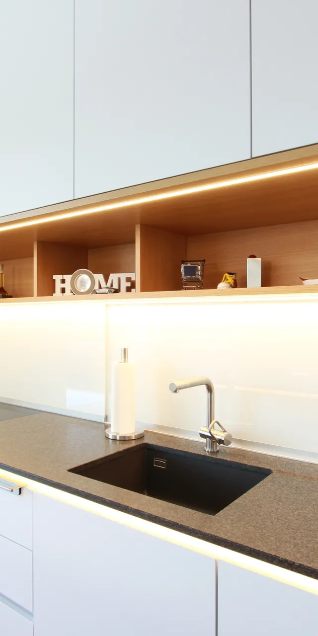 Weiße moderne Küche mit Holz kombiniert und schwarzer Arbeitsplatte