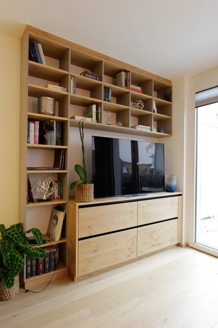 Modernes Wohnzimmerregal aus Holz mit Fernseher, Büchern und Dekorationen