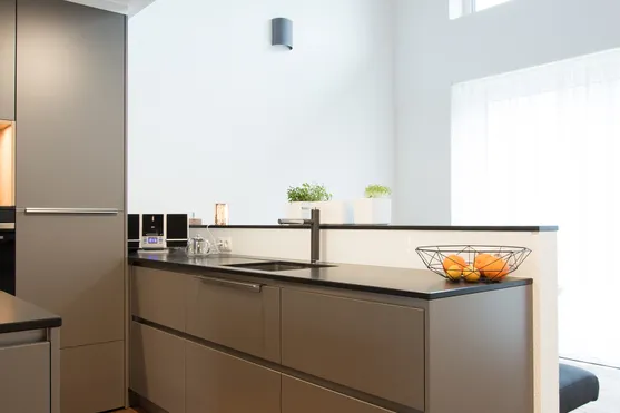 Die Essgruppe ist auf der Rückseite der Küche platziert