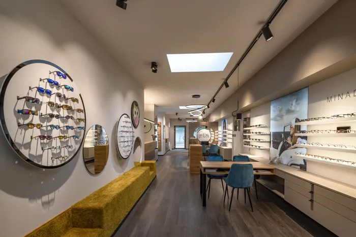 Modernes Brillengeschäft mit stilvollen Auslagen für Sonnenbrillen und Korrektionsbrillen