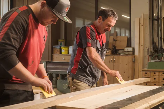 Als Lehrling lernst du alles von unseren erfahrenen Tischlern