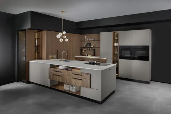 Moderne Einbauküche mit Kücheninsel, Holz- und Grauelementen sowie integriertem Backofen