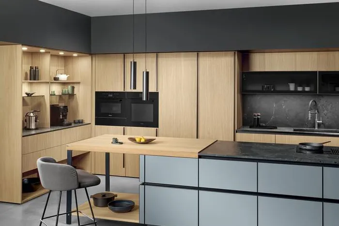 Moderne Küche mit Holzfronten, grauen Unterschränken und Kochinsel mit Barhocker