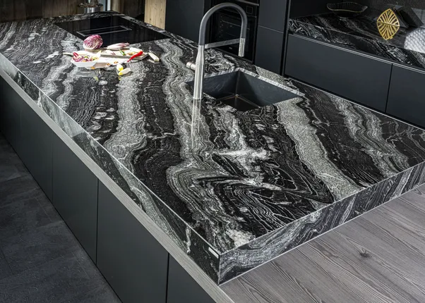 Steinplatte Black Canyon schwarze Küche