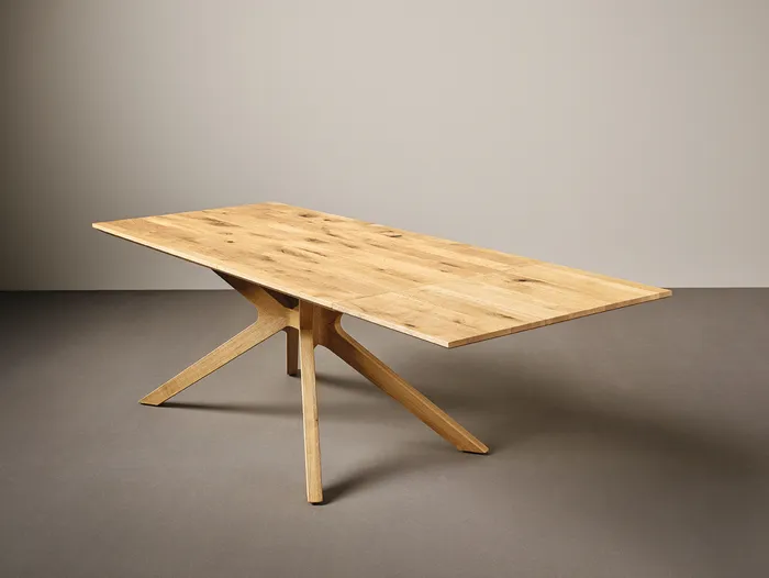 Moderner Esstisch aus hellem Holz mit einzigartigem gekreuztem Fußdesign