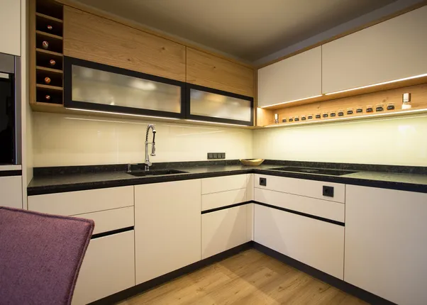 Beige Küche mit Holz