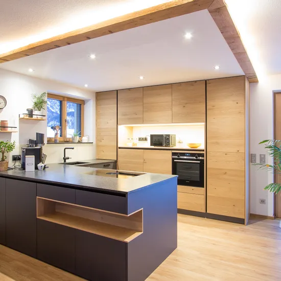 Moderne Holzküche mit grauer Insel