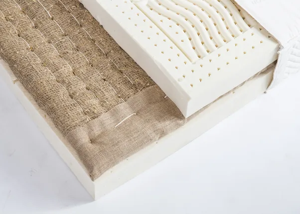 Querschnitt einer Naturlatexmatratze mit Kokosfaserschicht und atmungsaktiven Schaumschichten