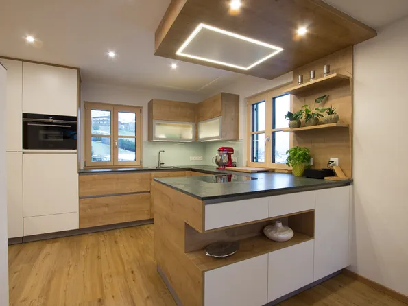 Gemütliche Küche in Eichendekor in Gosau