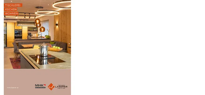 Moderne Holzküche mit Kochinsel, Esstisch und Designbeleuchtung von Tischlerei Laserer