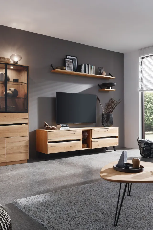 Modernes Wohnzimmer mit TV-Wand, Holzmöbeln und dekorativen Accessoires