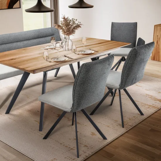 Moderner Essbereich mit Holztisch, grauen Polsterstühlen und Sitzbank auf hellem Teppich