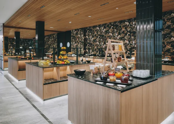 Modernes Hotel-Buffet aus Holz