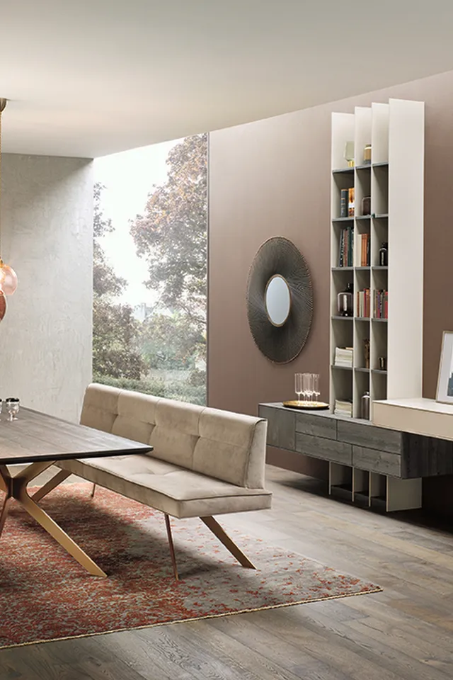 Modernes Esszimmer mit Holztisch, Polsterbank, Hängeleuchten und Wandregal auf Holzfußboden