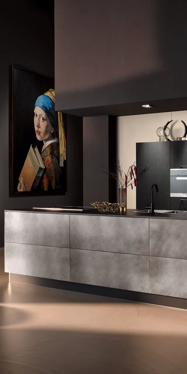 Moderne Luxus-Küche mit dunklen Schränken, Kochinsel und großem Kunstwerk an der Wand