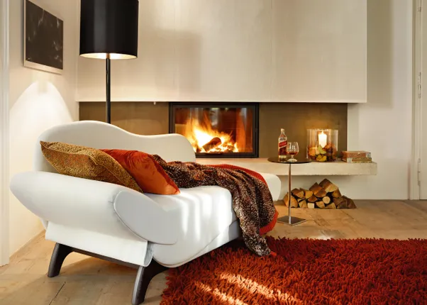 Modernes Wohnzimmer mit weißem Sofa, Kaminfeuer und rotem Teppich