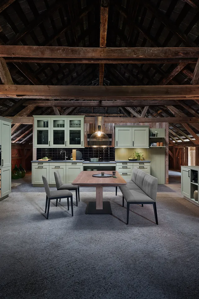 Moderne grüne Landhausküche mit Esstisch in rustikalem Dachboden aus Holz