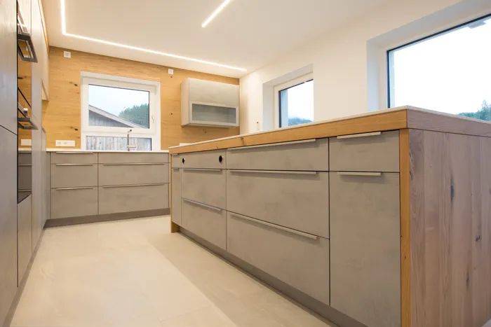 kueche-betonoptik-mit-holz.jpg