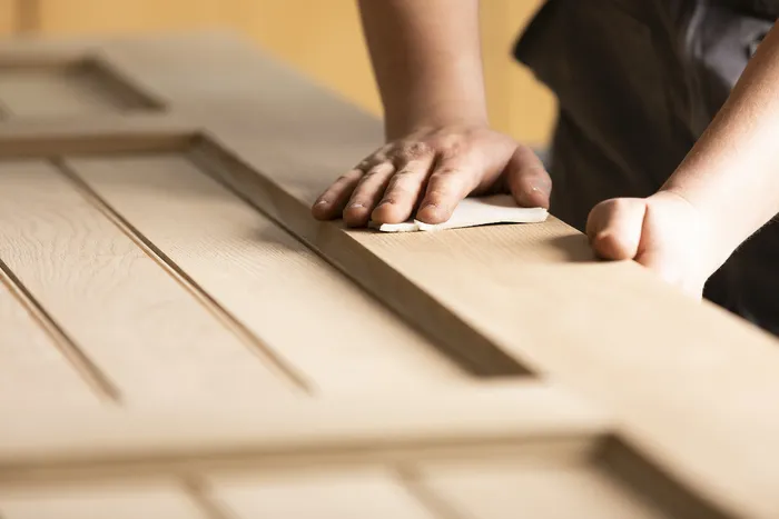 Hand schleift Holztüroberfläche für Tischlerei oder Möbelveredelung