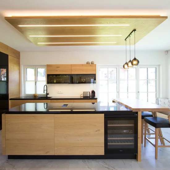 Moderne Holzküche grifflos, Schwarzglas