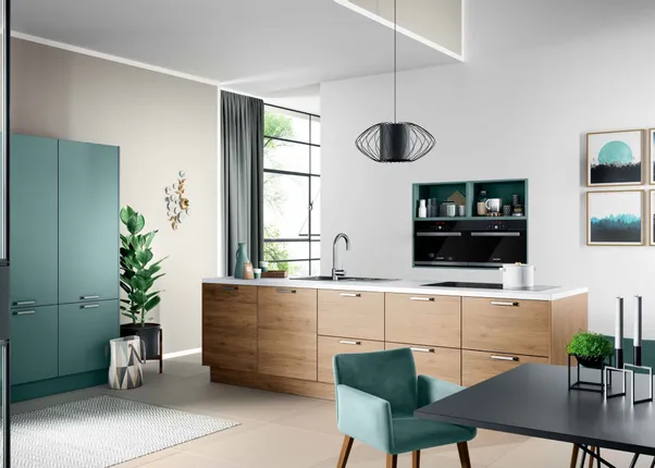 Moderne Küche mit Holzfronten, türkisfarbenen Akzenten und Wandofen im minimalistischen Design