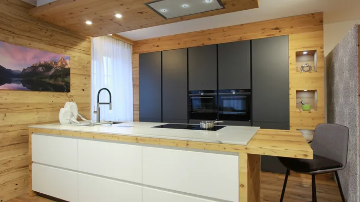 Moderne Küche mit Holz