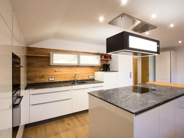 Moderne Einbauküche mit Kochinsel, Marmorarbeitsplatte und Holzrückwand