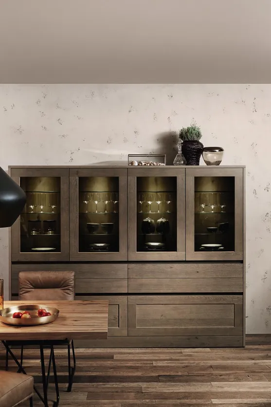 Modernes Esszimmer mit Holzschrank, Hängelampen, Kamin und rustikalem Holztisch