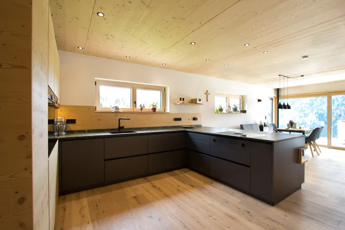 dunkle-kueche-holzhaus.jpg