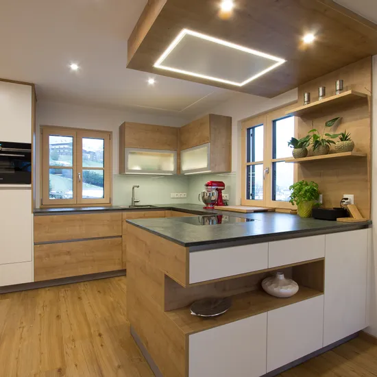 Gemütliche Küche in Eichendekor in Gosau