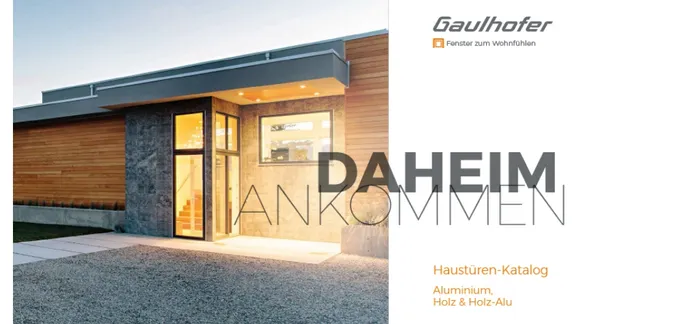 Moderne Haustür mit Glasfront an einem Einfamilienhaus aus Holz und Beton bei Abendlicht