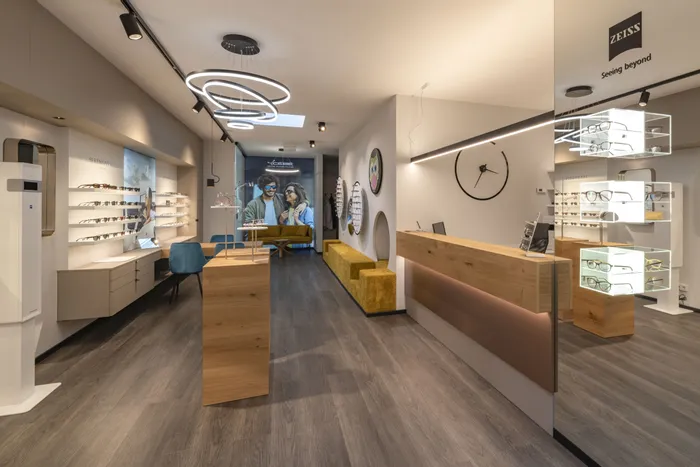 Modernes Brillengeschäft mit stilvoller Einrichtung und eleganter Brillenauslage