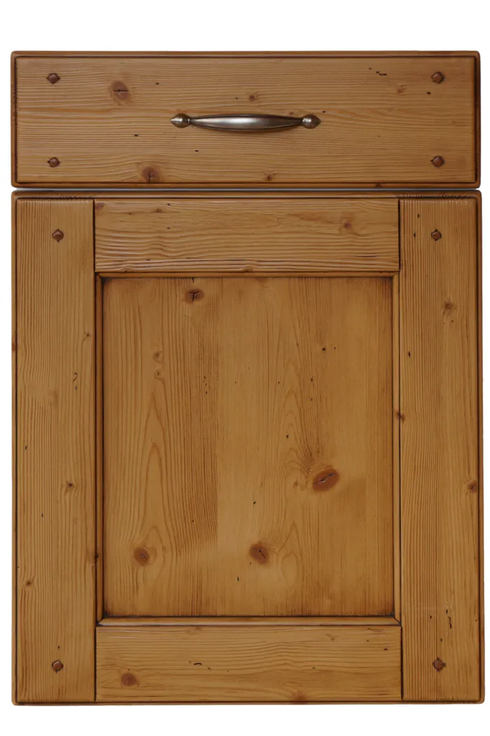 Rustikale Küchenschranktür aus Kiefernholz mit Metallschubladengriff