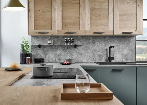 Moderne Küche mit Holzoberschränken, grauer Stein-Arbeitsplatte und grünen Unterschränken