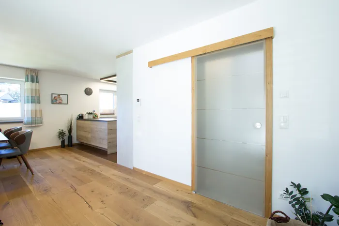 glasschiebetuere-satiniert-kueche.jpg