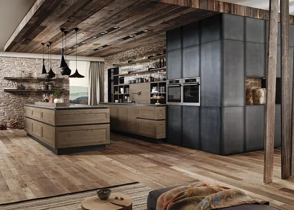 Moderne rustikale Küche mit Holzschränken, Steinwand und schwarzen Einbaugeräten