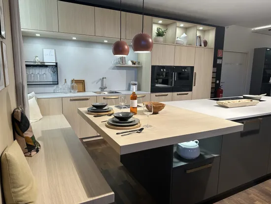 Moderne Einbauküche mit Holzfronten, Kochinsel und integrierter Sitzbank