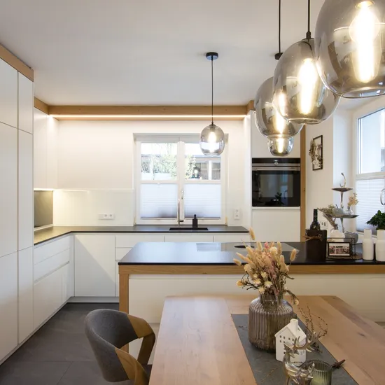 Weiße Küche mit Eiche kombiniert