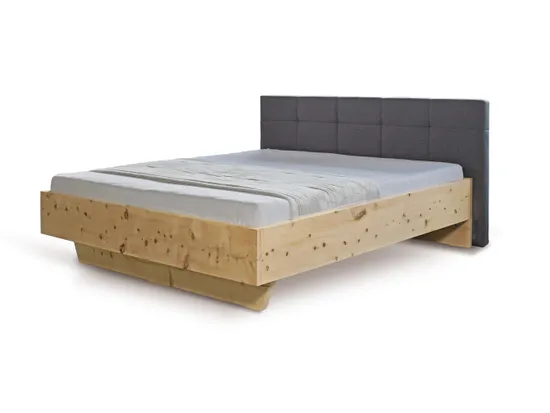 Modernes Bett aus hellem Holz mit grauem, gepolstertem Kopfteil auf weißem Hintergrund