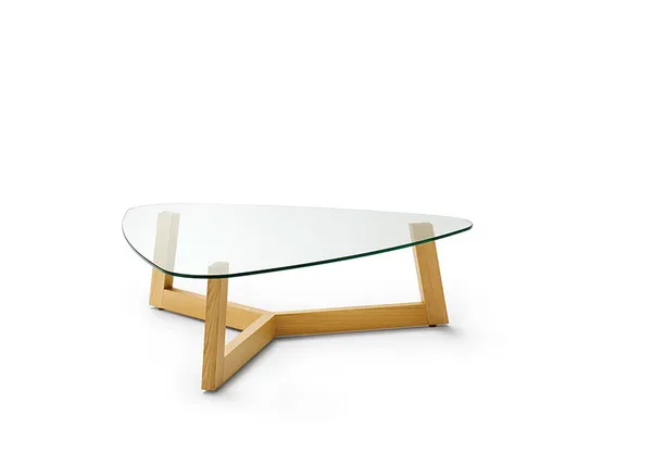 Moderner Couchtisch mit dreieckiger Glasplatte und Holzgestell