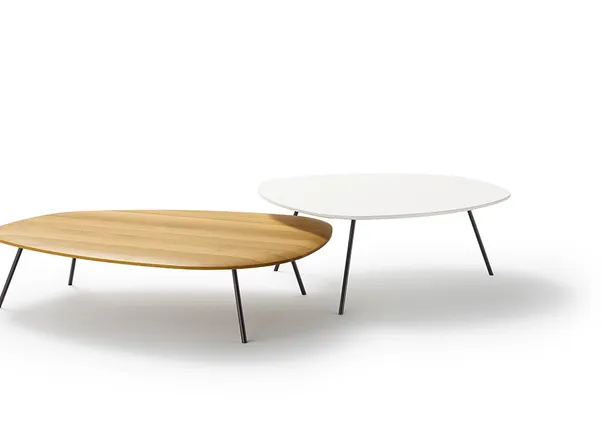 Zwei moderne Couchtische in organischer Form, einer mit Holzplatte, einer mit weißer Oberfläche