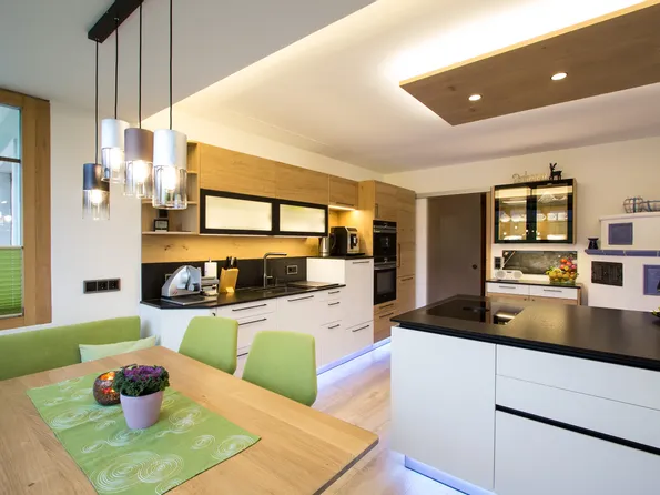 Gemütliche Küche weiß mit Eiche