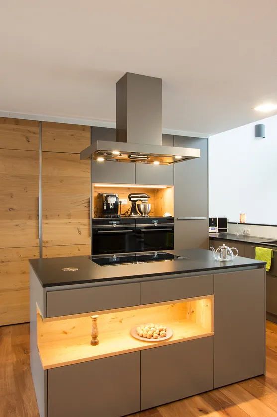 Kochinsel mit Nische aufgelockert