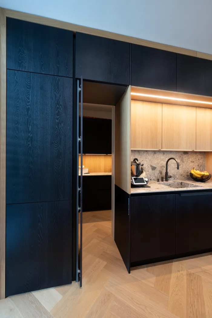 Versteckte Back Kitchen und Speisekammer