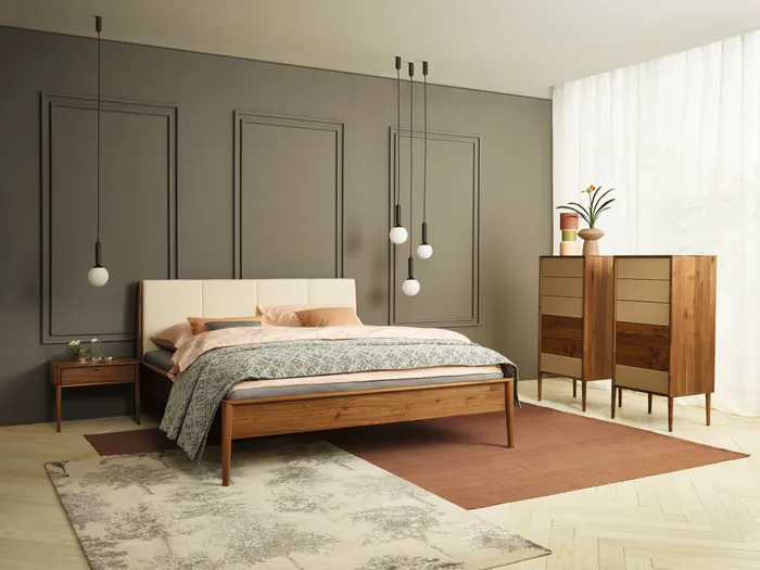 Modernes Schlafzimmer mit Holzbett, Nachttisch und Kommode im skandinavischen Design