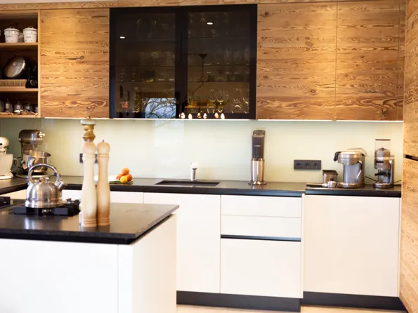 Altholzküche modern in weiß mit Oberschränken in Fichte Altholz sonnenverbrannt