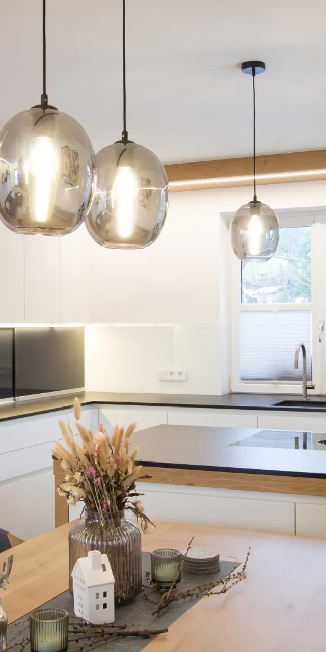 Weiße moderne Küche mit Eichenholz