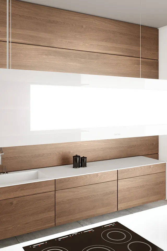 Moderne Küche mit Holzfronten, weißer Arbeitsplatte und minimalistischem Dunstabzug